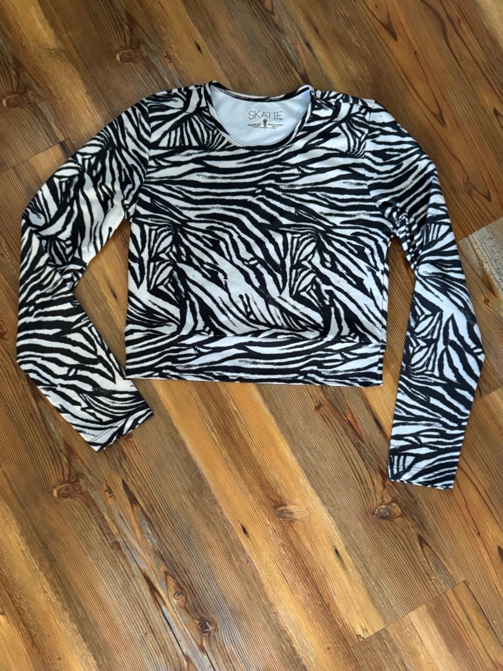 Skatie Zebra Print Long Sleeve Rosie Swim Top Size L